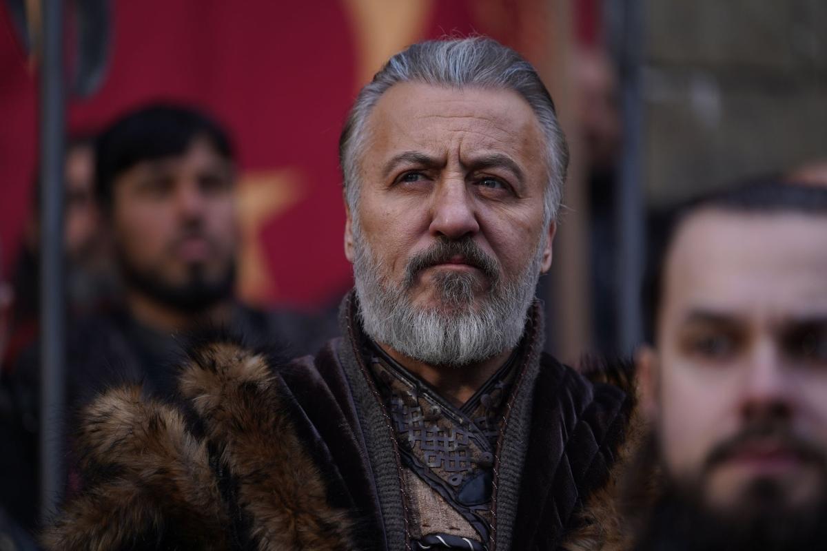 لقطة أخرى من الحلقة 12 مع توتر بين الشخصيات