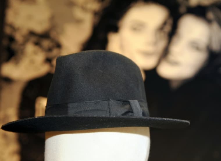 قبعة مايكل جاكسون الشهيرة للبيع في مزاد علني باريسي