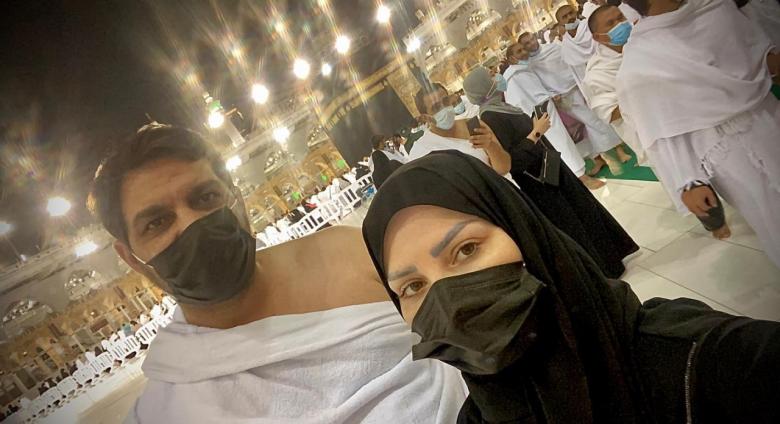 ديانا كرزون وزوجها يؤديان العمرة- الصورة من انستغرام 