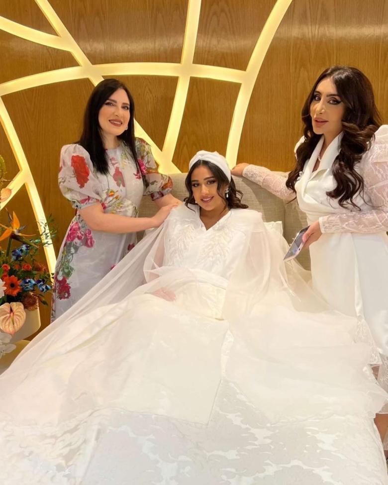 فرح الهادي تتوسط شيماء علي و هبة الدري في حفل استقبال طفلها آدم