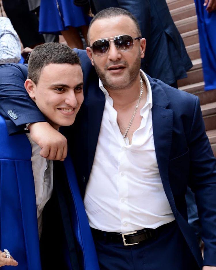 أحمد السقا بصورة مع ابنه ياسين  من حفل تخرج ياسين من الجامعة 