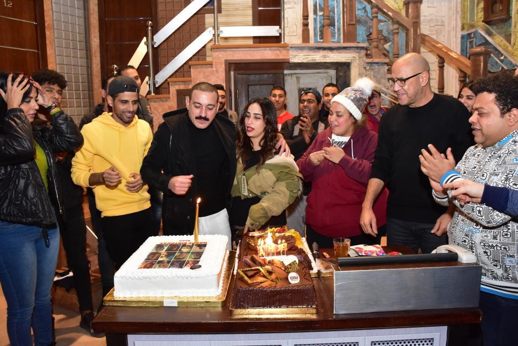 أبطال مسرحية "اللوكاندة" يحتفلون بعيد ميلاد دياب