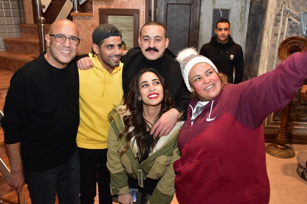 أبطال مسرحية "اللوكاندة" يحتفلون بعيد ميلاد دياب