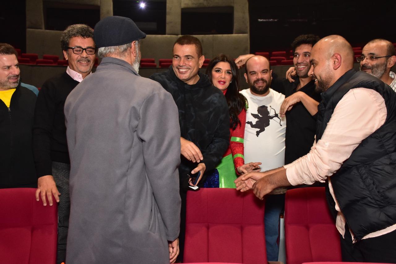 زيارة عمرو دياب لأيمن بهجت قمر وأسرة مسرحية "في نص الليل" 