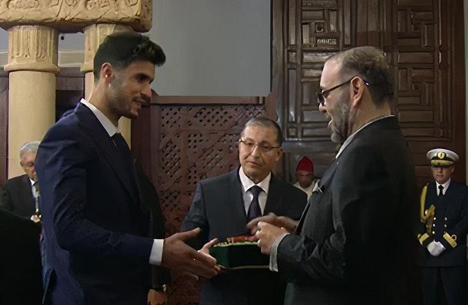 الملك محمد السادس يمنح وسام العرش لبعثة منتخب المغرب