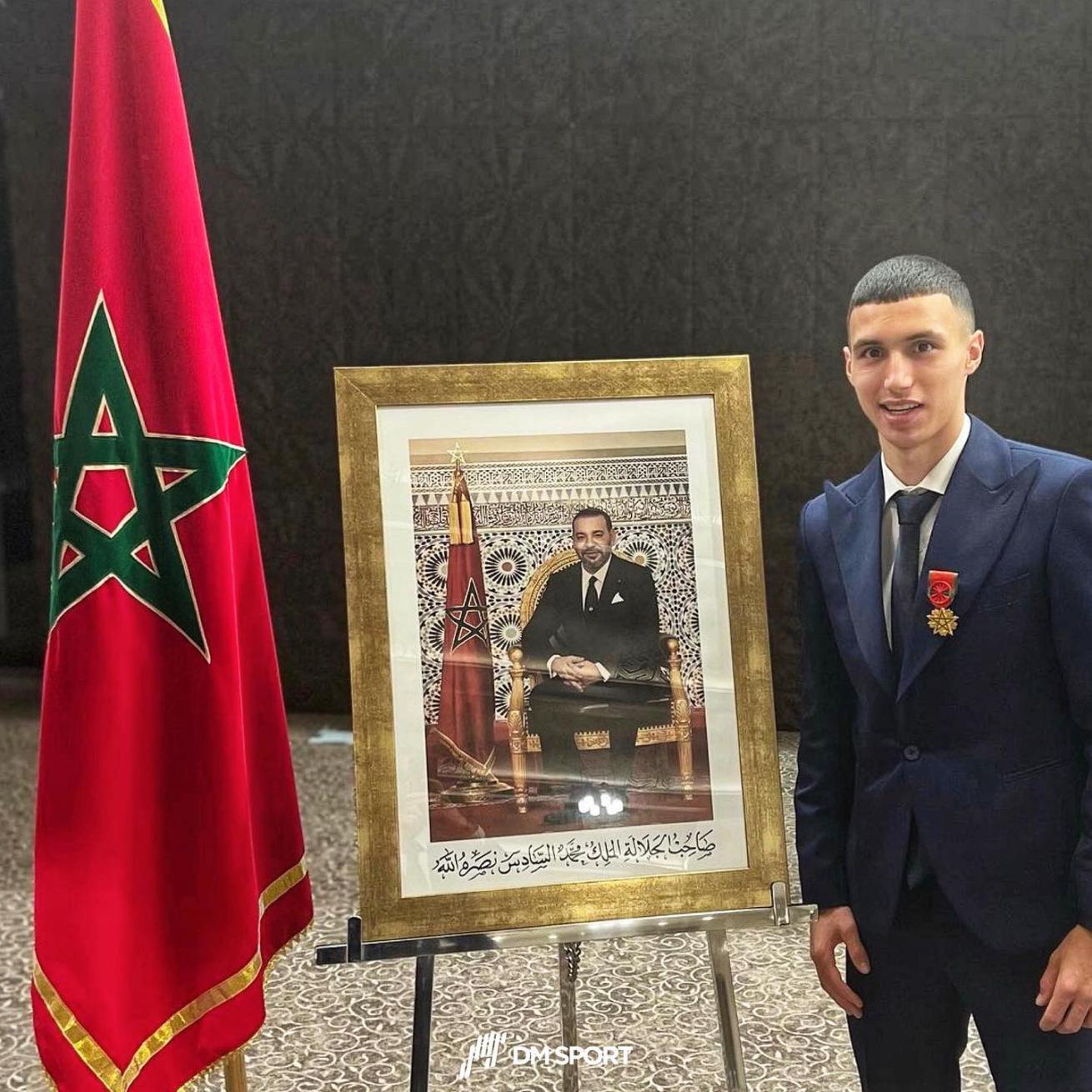 الملك محمد السادس يمنح وسام العرش لبعثة منتخب المغرب