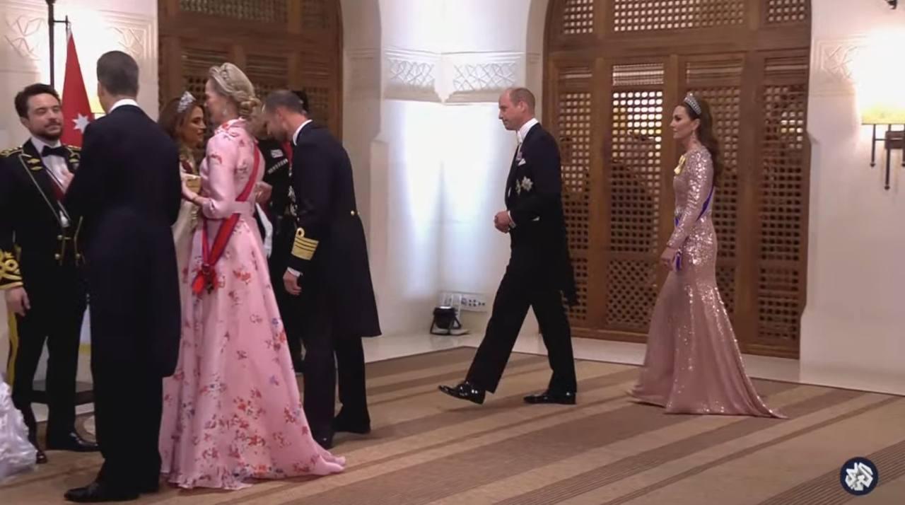 العائلة الملكية تتقبل التهاني في قصر الحسينية 