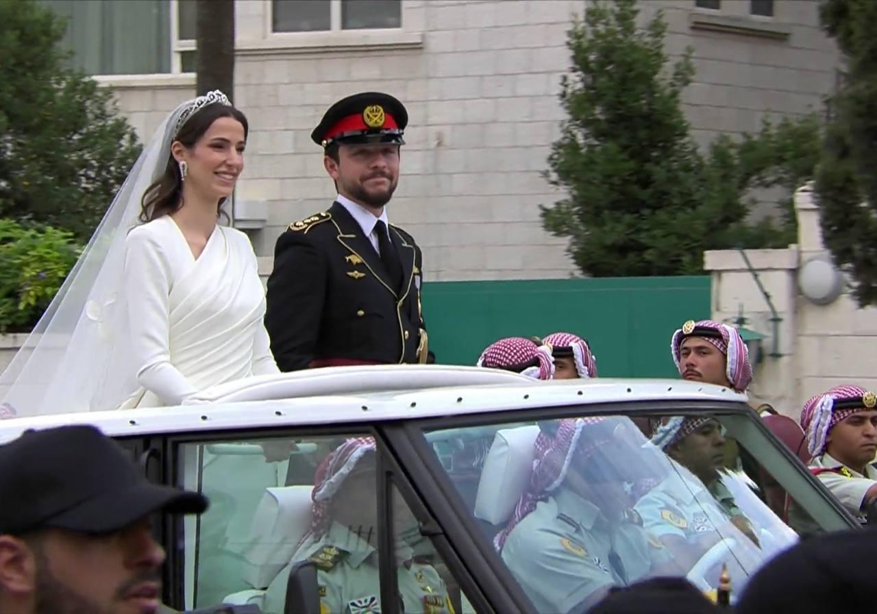 الأمير الحسين و الأميرة رجوة آل السيف في الموكب الأحمر