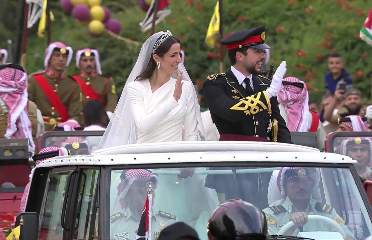 الأمير الحسين و الأميرة رجوة آل السيف في الموكب الأحمر