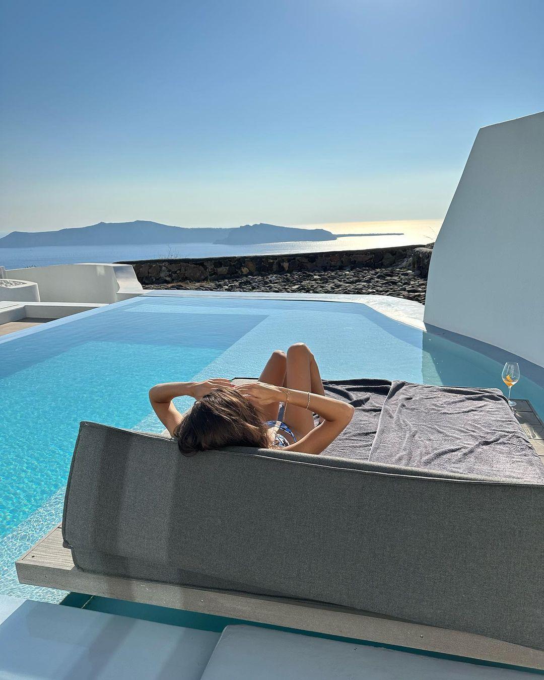 صور هاندا أرتشيل من استمتاعها بعطلتها في اليونان