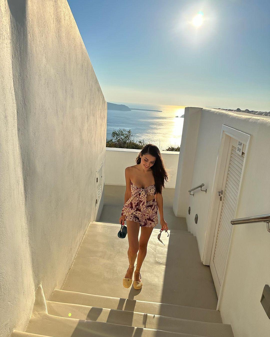 صور هاندا أرتشيل من استمتاعها بعطلتها في اليونان