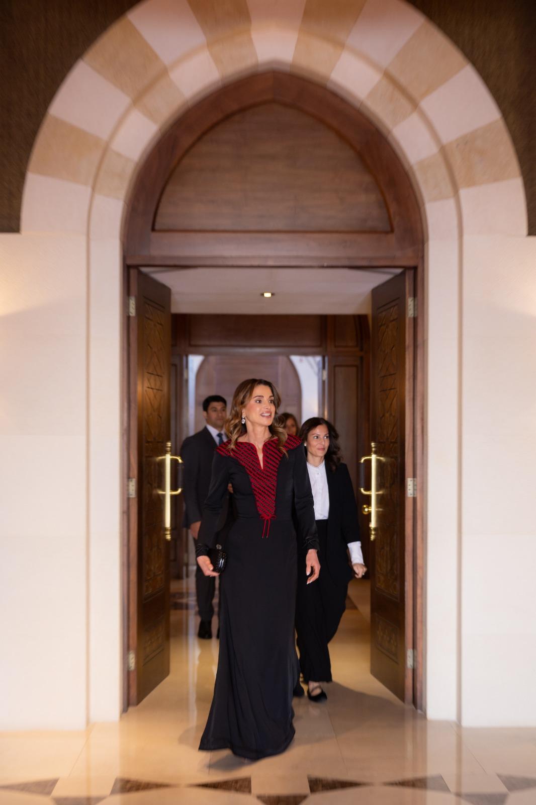 الملك عبدالله يقلد الملكة رانيا وسام النهضة المرصع