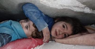 صورة لأطفال سوريين تحت الأنقاض - تويتر @mustafaalkhani