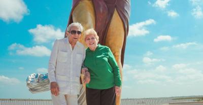 والدا شاكيرا من أمام تمثالها البرونزي - صورة من انستقرام