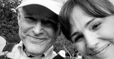 جينيفر غارنر ووالدها الراحل - صورة من منصة إكس