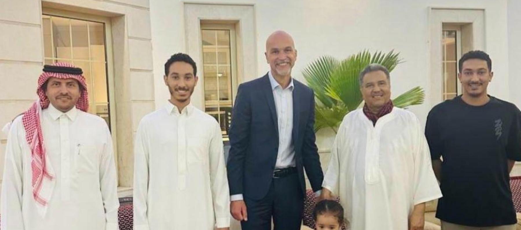 محمد عبده مع قنصل عام فرنسا بجدة السيد محمد نهاض - إكس