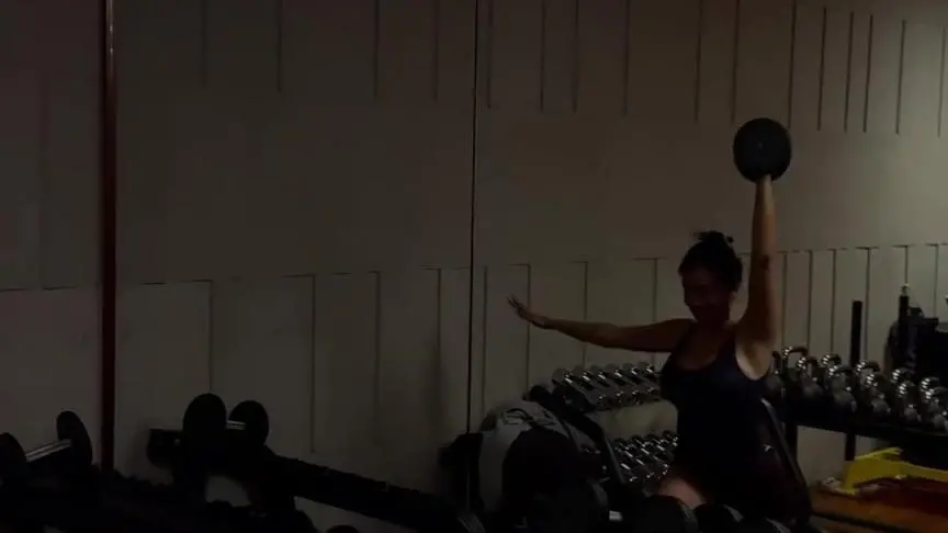 فيديو جورجينا رودريغيز وهي تمارس التمارين في صالة الألعاب الرياضية